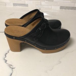Clarks Artisan clogs, sz 5 women, black leather, EUC